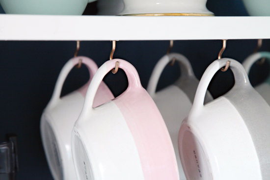 چیدمان لیوان در کابینت – 6 نظم دهنده که برای چیدن لیوان ها نیاز دارید!