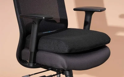 آیا استفاده از بالش و تشک طبی روی صندلی اداری واقعا موثر است؟ راهنمایی که به آن نیاز داری!