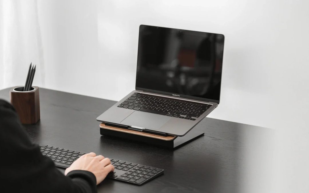 راهنمای جامع خرید پایه و نگهدارنده لپ تاپ: سرمایه‌گذاری برای سلامتی و عمر دستگاه شما!