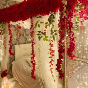 تزیین اتاق خواب عروس با گل قرمز