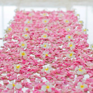 تزیین اتاق خواب عروس با گلبرگ صورتی