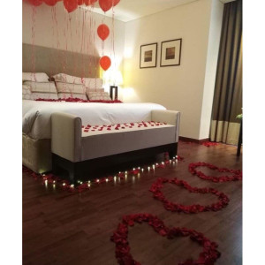 تزیین اتاق عروس با گلبرگ قرمز