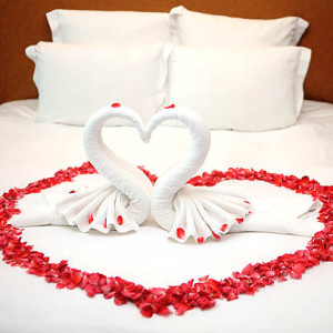Rose petals on the bed in wedding day تزیین اتاق خواب عروس با گلبرگ قلب