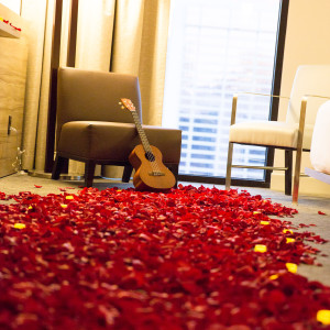 تزیین اتاق خواب عروس با گلبرگ قرمز