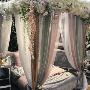تزیین اتاق خواب عروس با تور و گل