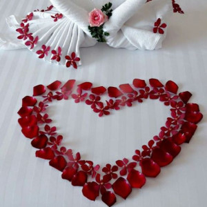 تزیین اتاق خواب عروس با گلبرگ