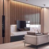 طراحی دیوار پشت تلویزیون با چوب و سنگ مرمر