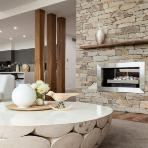 طراحی دیوار پذیرایی با سنگ آنتیک