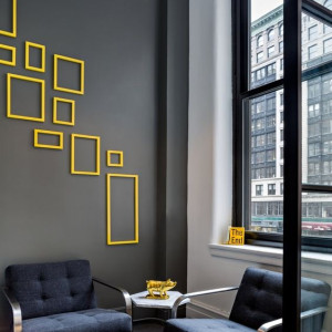 طراحی دیوار پذیرایی با قاب عکس خالی