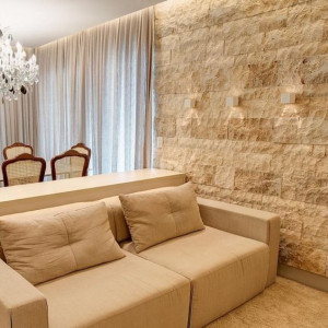 طراحی دیوار پذیرایی با سنگ آنتیک