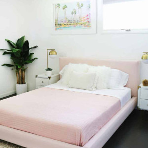 دکوراسیون اتاق خواب ساده و شیک دخترانه سفید صورتی