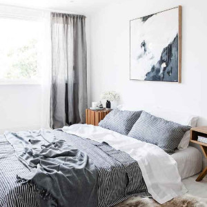 دکوراسیون اتاق خواب ساده و شیک سفید طوسی بدون تخت