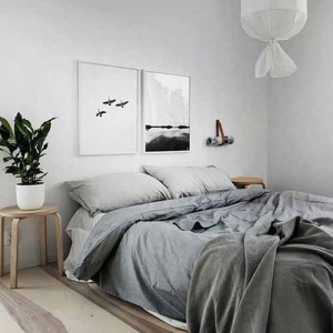 دکوراسیون اتاق خواب ساده و شیک سفید طوسی مدرن