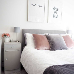 دکوراسیون اتاق خواب ساده و شیک سفید طوسی مدرن دخترانه