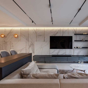 دیزاین نشیمن مدرن شیک و لوکس با دیوار طرح سنگ مرمر و مبلمان کرم