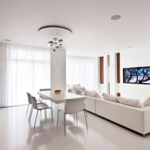 دیزاین خانه مدرن ساده و شیک با رنگ دیوار و مبلمان سفید