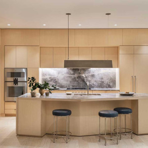 دیزاین آشپزخانه مدرن شیک و لوکس با کابینت های مینیمال قهوه ای