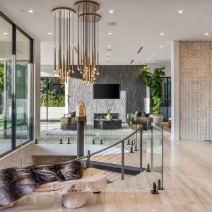 دیزاین خانه مدرن دوبلکس با کف چوبی و پنجره ها و دیوارهای شیشه ای سرتاسری