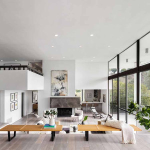 دیزاین نشیمن خانه مدرن لاکچری با طراحی پلان باز و پنجره های سرتاسری بلند