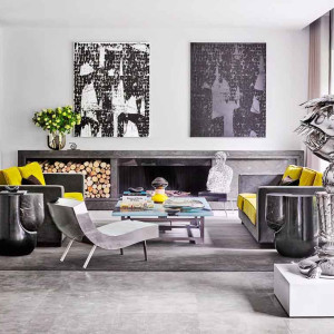 دیزاین نشیمن خانه مدرن با مبلمان طوسی و کوسن های زرد