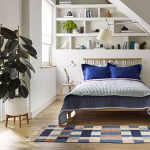 دکوراسیون اتاق خواب کوچک دو نفره با دیوارهای قفسه بندی شده