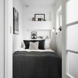 دکوراسیون اتاق خواب بسیار کوچک یک نفره با دیوارهای سفید و روتختی مشکی