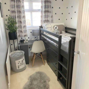دکوراسیون اتاق خواب کوچک کودم سفید مشکی با ست تخت خواب دو طبقه با میز تحریر