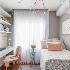 دکوراسیون اتاق خواب کوچک نوجوان دختر طوسی صورتی با میز تحریر و شلف های دیواری