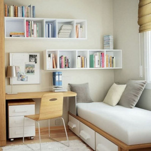 دکوراسیون اتاق خواب کودک و نوجوان با میز تحریر و شلف های دیواری
