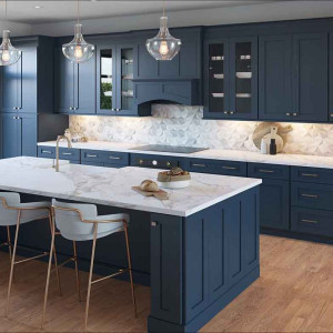 جزیره و کابینت آبی تیره آشپزخانه نئوکلاسیک با اپن و بین کابینتی سنگ مرمر سفید