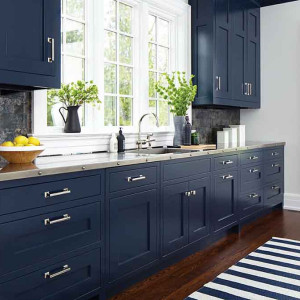 کابینت آبی تیره آشپزخانه با سنگ اپن طوسی