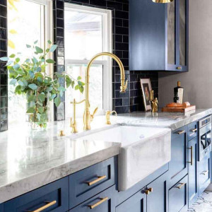 کابینت آبی تیره آشپزخانه با سنگ اپن مرمر