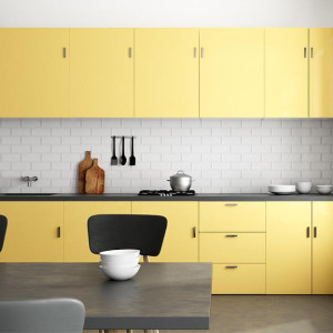 کابینت زرد روشن آشپزخانه مدرن با بین کابینتی سفید و سنگ اپن مشکی