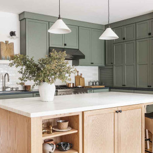 کابینت سبز تیره آشپزخانه با کابینت جزیره چوبی