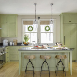 جزیره و کابینت سبز روشن آشپزخانه