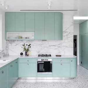 کابینت سبز نعنایی آشپزخانه مدرن با سنگ اپن و بین کابینتی سنگ مرمر سفید