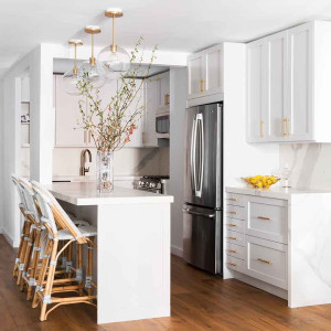 جزیره و کابینت سفید آشپزخانه با سنگ اپن مرمر