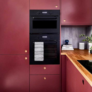 کابینت قرمز مات آشپزخانه با اپن چوبی قهوه ای