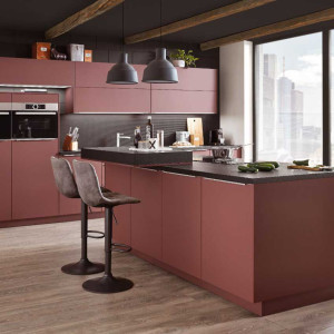 جزیره و کابینت قرمز تیره آشپزخانه مدرن با اپن و بین کابینتی مشکی