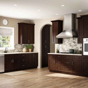 کابینت قهوه ای تیره آشپزخانه بزرگ با اپن و پیشخوان سفید