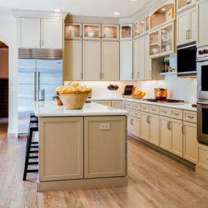 جزیره و کابینت قهوه ای روشن لاته با اپن و پیشخوان سفید