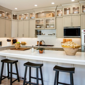 کابینت قهوه ای لاته روشن آشپزخانه با جزیره و پیشخوان سفید