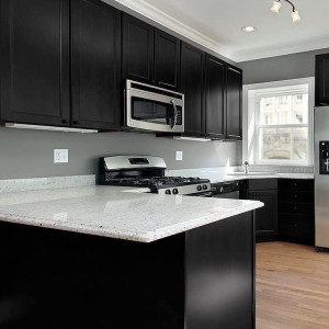 کابینت مشکی آشپزخانه با سنگ اپن سفید مشکی