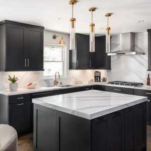 جزیره و کابینت مشکی آشپزخانه یا اپن و پیشخوان سنگ مرمر سفید