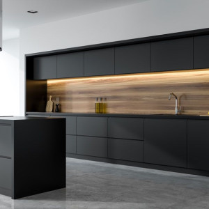 جزیره و کابینت مشکی آشپزخانه مدرن بزرگ با بین کابینتی چوبی