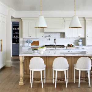 کابینت سفید و قهوه ای روشن ام دی اف در آشپزخانه نئوکلاسیک و جزیره رومی