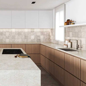 کابینت سفید و قهوه ای روشن ام دی اف در آشپزخانه مدرن با جزیره و کاشی بین کابینتی طوسی