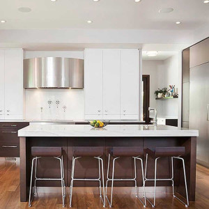 کابینت سفید و قهوه ای تیره ام دی اف در آشپزخانه مدرن با جزیره