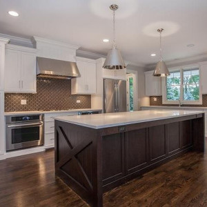 کابینت سفید و قهوه ای تیره ام دی اف در آشپزخانه نئوکلاسیک با جزیره