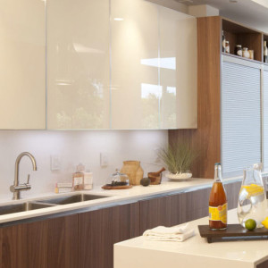 کابینت سفید و قهوه ای تیره های گلاس و ام دی اف در آشپزخانه مدرن با جزیره